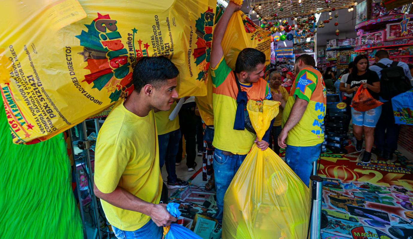 Además, los centros comerciales han adaptado sus horarios y actividades, ofreciendo experiencias navideñas como conciertos, pesebres y luces, que atraerán a las familias en busca de un ambiente festivo. Foto: Manuel Saldarriaga Quintero.