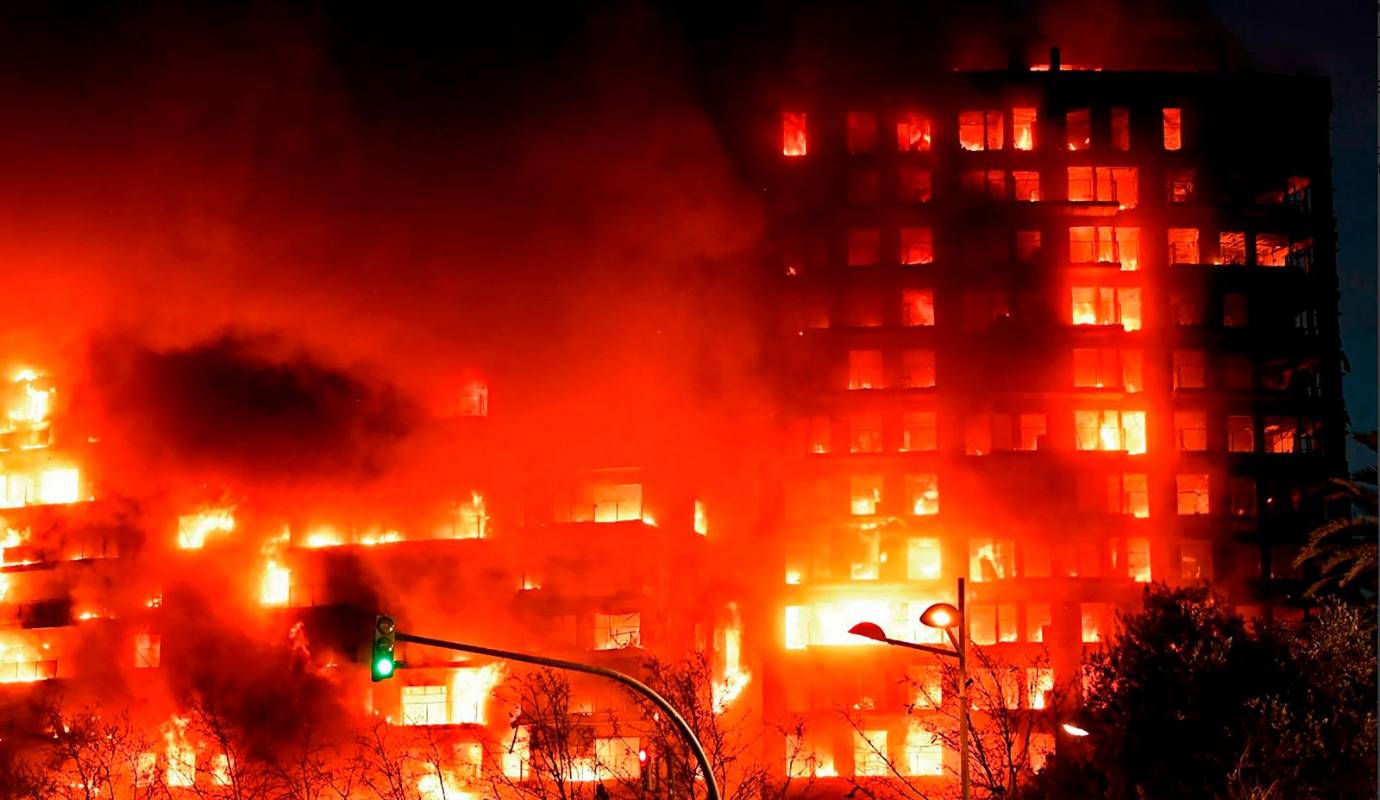 Los servicios de emergencias reseñan al menos 13 personas heridas (seis de ellos bomberos), según el primer balance oficial de Emergencias. Foto: Getty