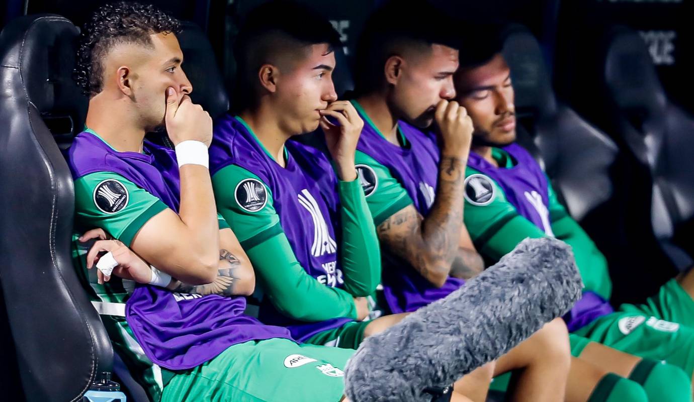 Los jugadores suplente también vivieron su calvario desde el banco. FOTO: Jaime Pérez
