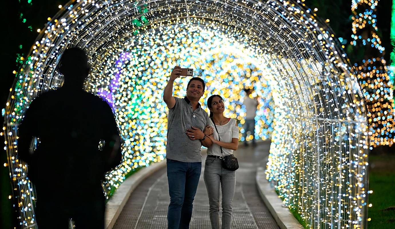 Esta medida ha generado críticas entre sectores de la oposición y analistas, quienes consideran que el adelanto de la Navidad busca desviar la atención de los serios problemas económicos y sociales que enfrenta Venezuela, como la alta inflación, escasez de productos básicos y crisis de servicios públicos. Foto: AFP
