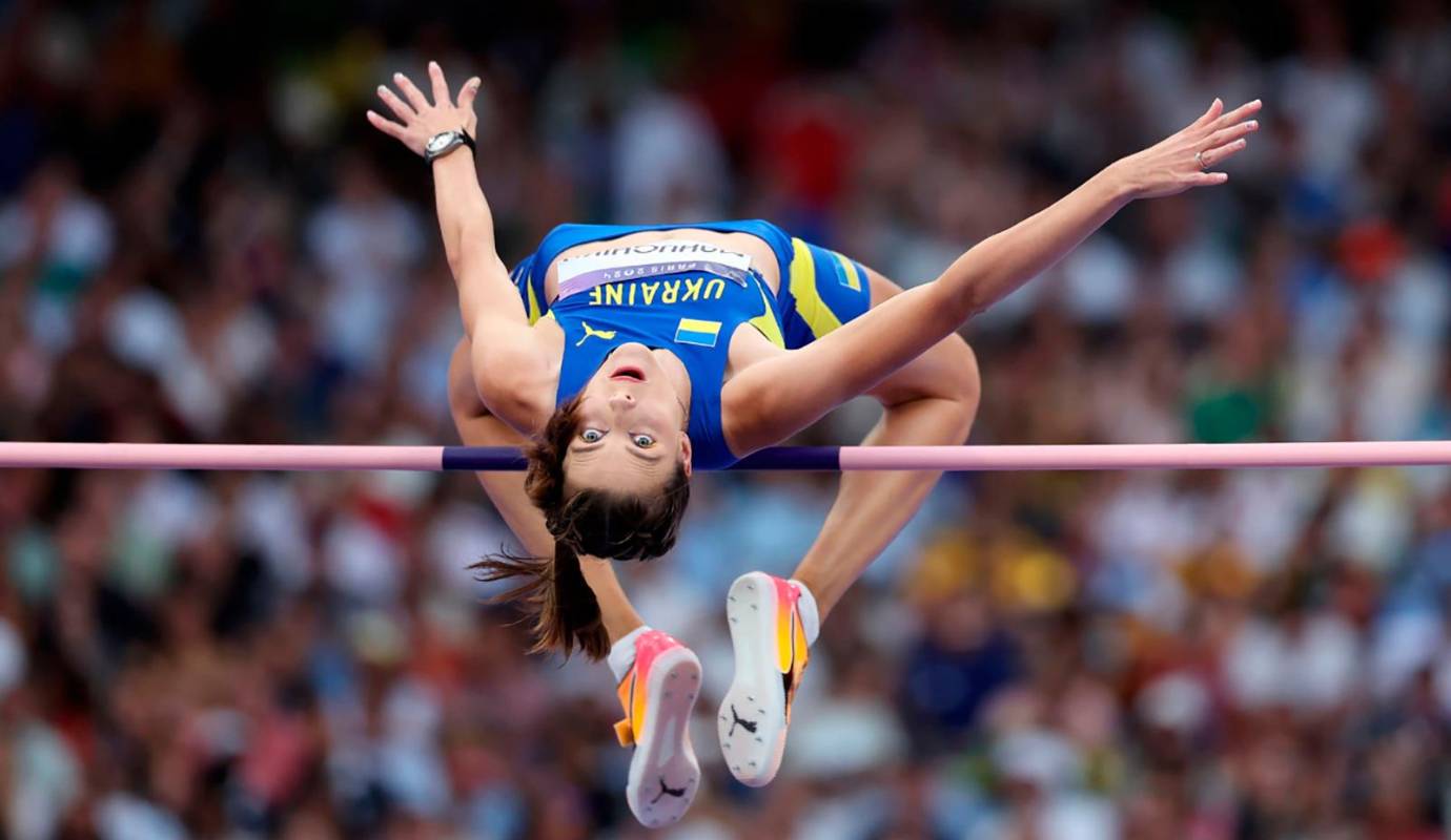 Yaroslava Mahuchikh del equipo de Ucrania compite durante la final de salto de altura femenino. Foto: GETTY