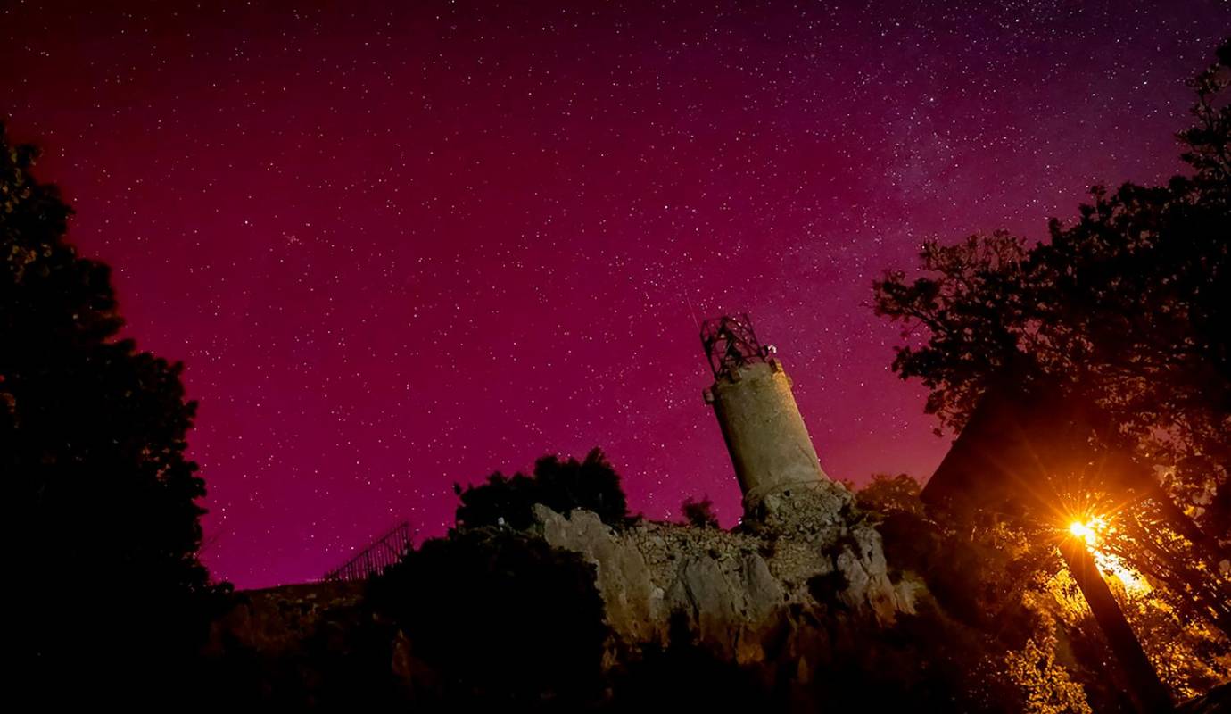 En Barcelona, España el cielo también se tiñó de rojo producto de las auroras. Foto: GETTY