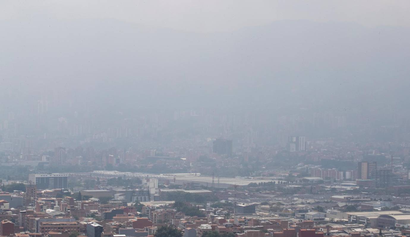 El control de los incendios forestales que se habían registrado en las últimas horas en distintas partes del departamento y las lluvias que cayeron en las horas de la tarde de ayer lunes estarían influyendo en la disminución de la carga contaminante en el cielo metropolitano. Foto: Jaime Pérez