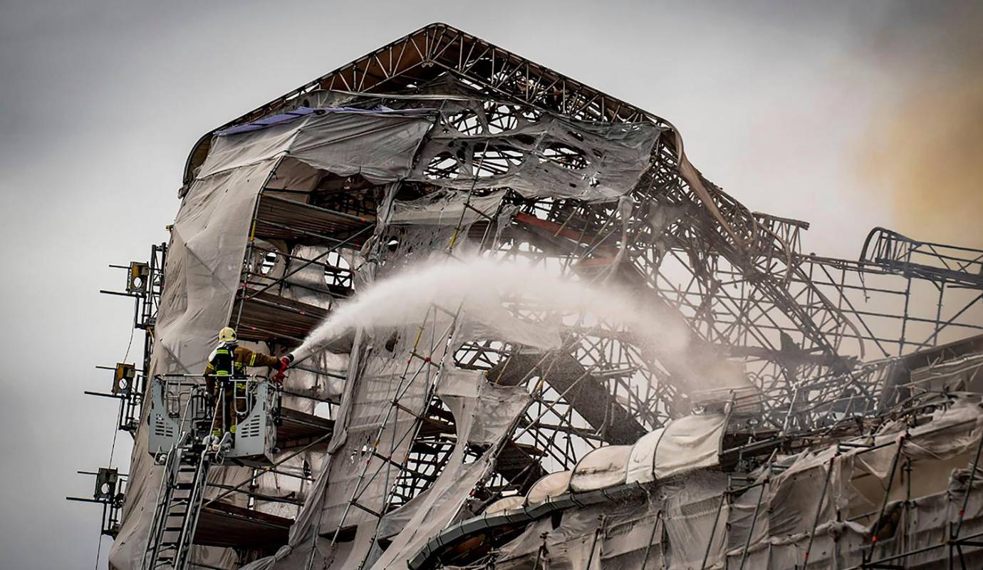  Frank Trier Mikkelsen, director de operaciones del departamento de bomberos del Gran Copenhague, afirmó: “dada la gravedad de la conflagración, será necesario retirar varias partes del techo elaboradas en cobre, ya que el agua estaría rebotando sobre estas y no estaría permitiendo su ingreso hasta el lugar de las llamas” Foto: GETTY