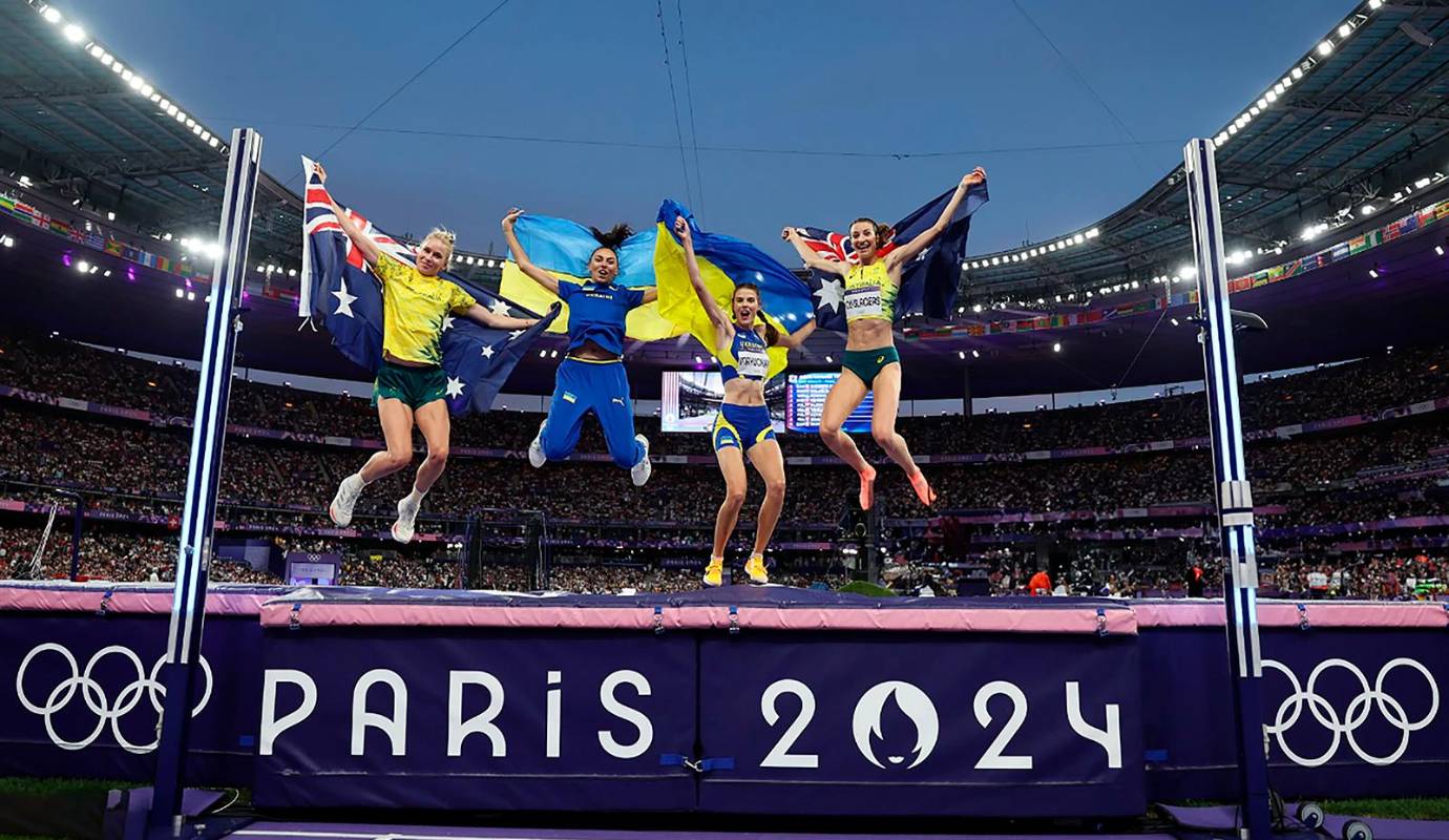 La medallista de bronce Eleanor Patterson del equipo de Australia, Iryna Gerashchenko del equipo de Ucrania, la medallista de oro Yaroslava Mahuchikh y la medallista de plata Nicola Olyslagers de Tram Australia celebran durante la final de salto de altura femenino en el noveno día de los Juegos Olímpicos de París 2024. Foto: GETTY