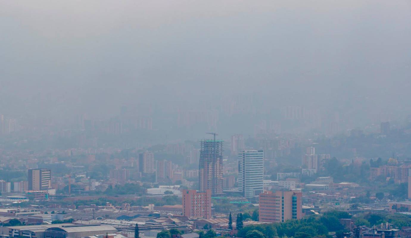 El Siata recordó además que el Valle de Aburrá experimenta típicamente un incremento en los índices de mala calidad del aire entre febrero y abril de cada año, esto debido a las condiciones meteorológicas, afectaciones por fuentes externas y dinámicas de emisión de contaminantes a nivel local. Foto: Juan Antonio Sánchez