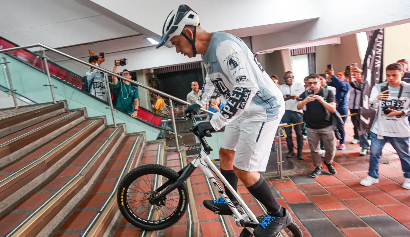 No es la primera vez que Zapata se enfrenta a la imponente estructura del Coltejer. En 1999, realizó su primera hazaña al subir 38 pisos desde el sótano, impulsado por su inseparable bicicleta GW Vértigo. Foto: Manuel Saldarriaga Quintero.