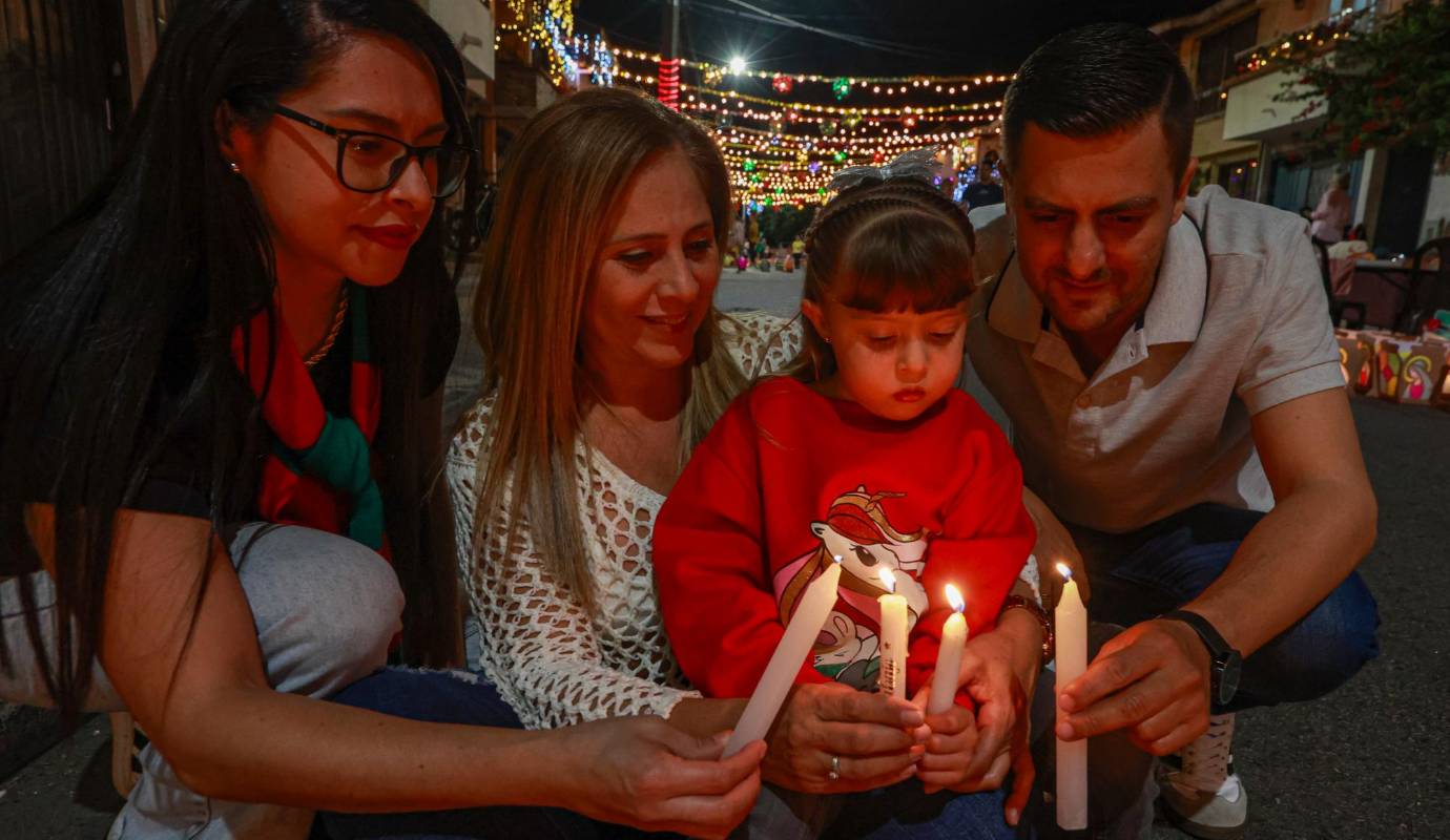 Además de ser una fecha significativa para los católicos, la Noche de Velitas también resalta la esencia de la Navidad como un tiempo de compartir y reflexionar en comunidad. Foto: Manuel Saldarriaga Quintero.