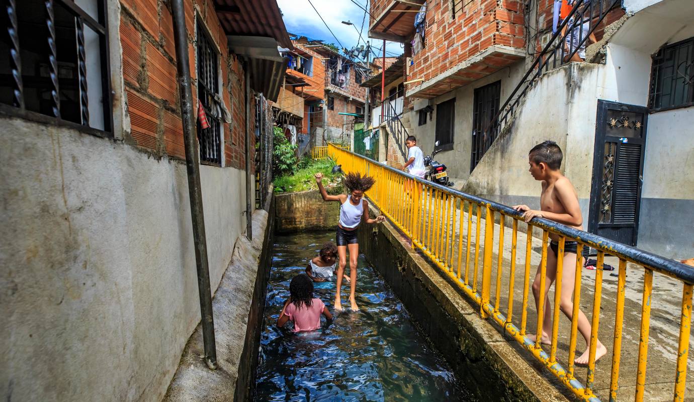 Aunque la ciudad crece rápidamente y muchas zonas naturales han sido absorbidas por el concreto, esta piscina natural resiste como un testimonio de lo que Medellín aún puede preservar en medio del desarrollo urbano. Foto : Camilo Suárez Echeverry