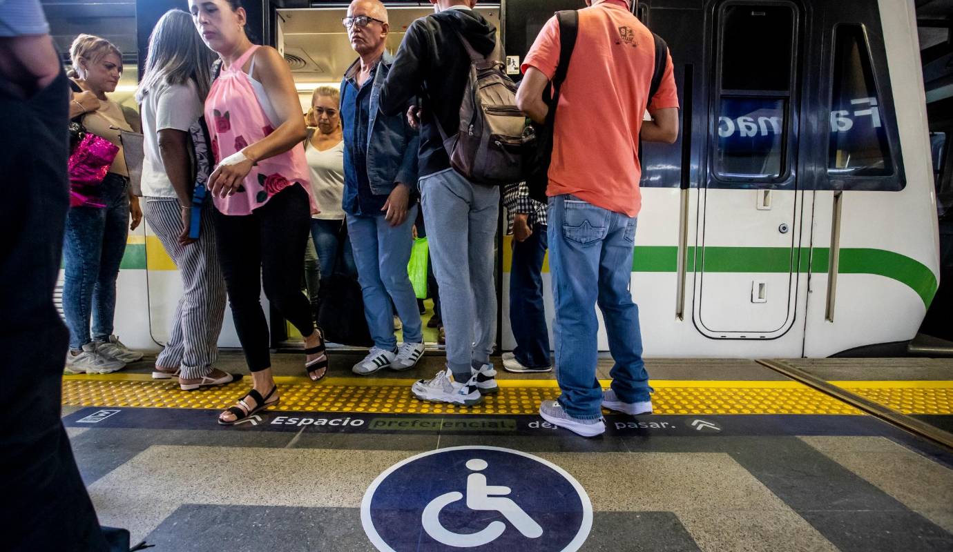 La señalética comprende una serie de adhesivos en forma de recuadros con el símbolo de accesibilidad universal y la frase: “Espacio preferencial, déjanos pasar”. Foto: Jaime Pérez