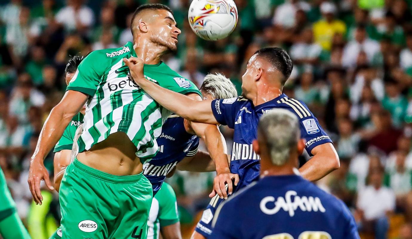 Con el regreso de la fiesta al Atanasio, con tribunas llenas y el ambiente tradicional la hinchada verde se fue triste por la derrota. FOTO: Jaime Pérez