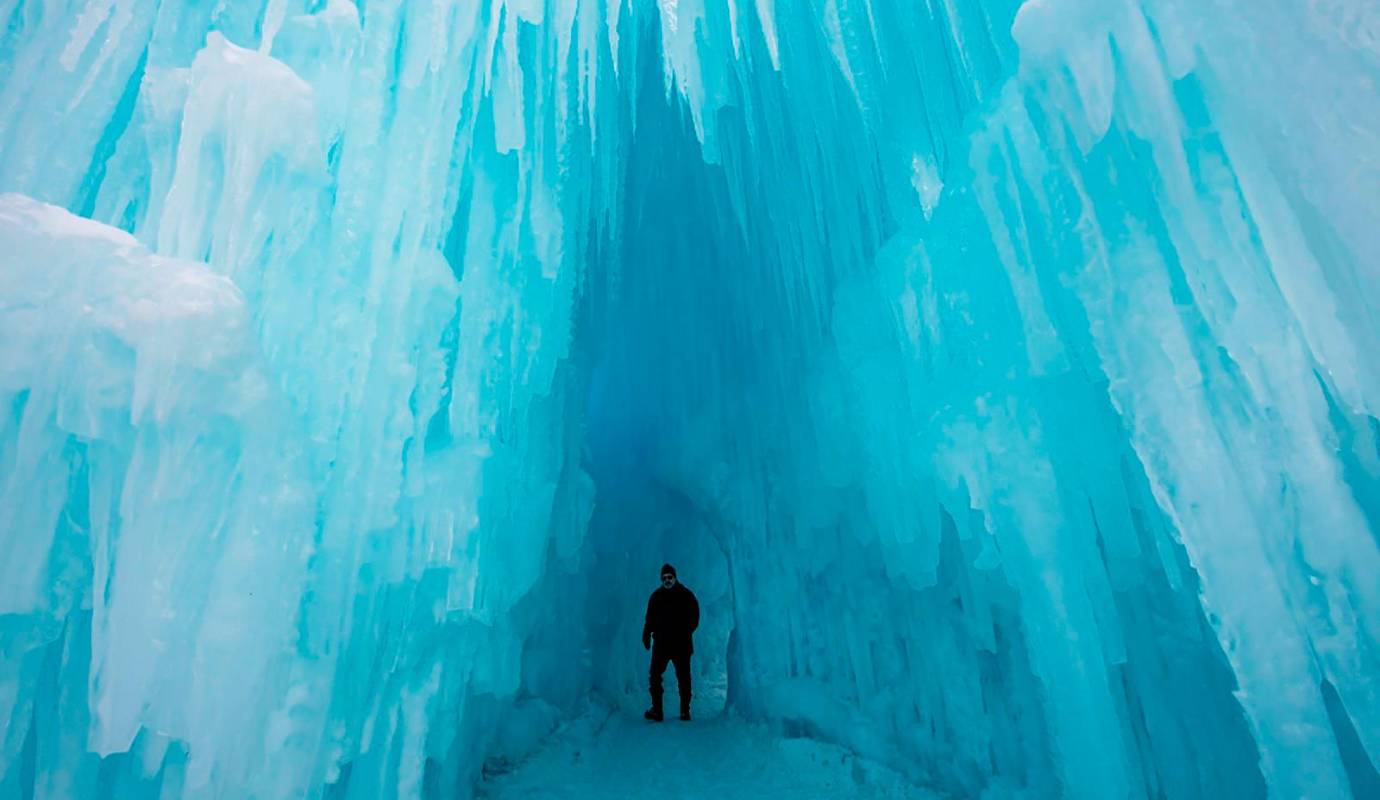 Los paisajes helados, que se extienden a lo largo de la región, se convierten en lienzos en blanco para la creación de los majestuosos Castillos de Hielo, una atracción que atrae a miles de visitantes cada año. Foto: AFP