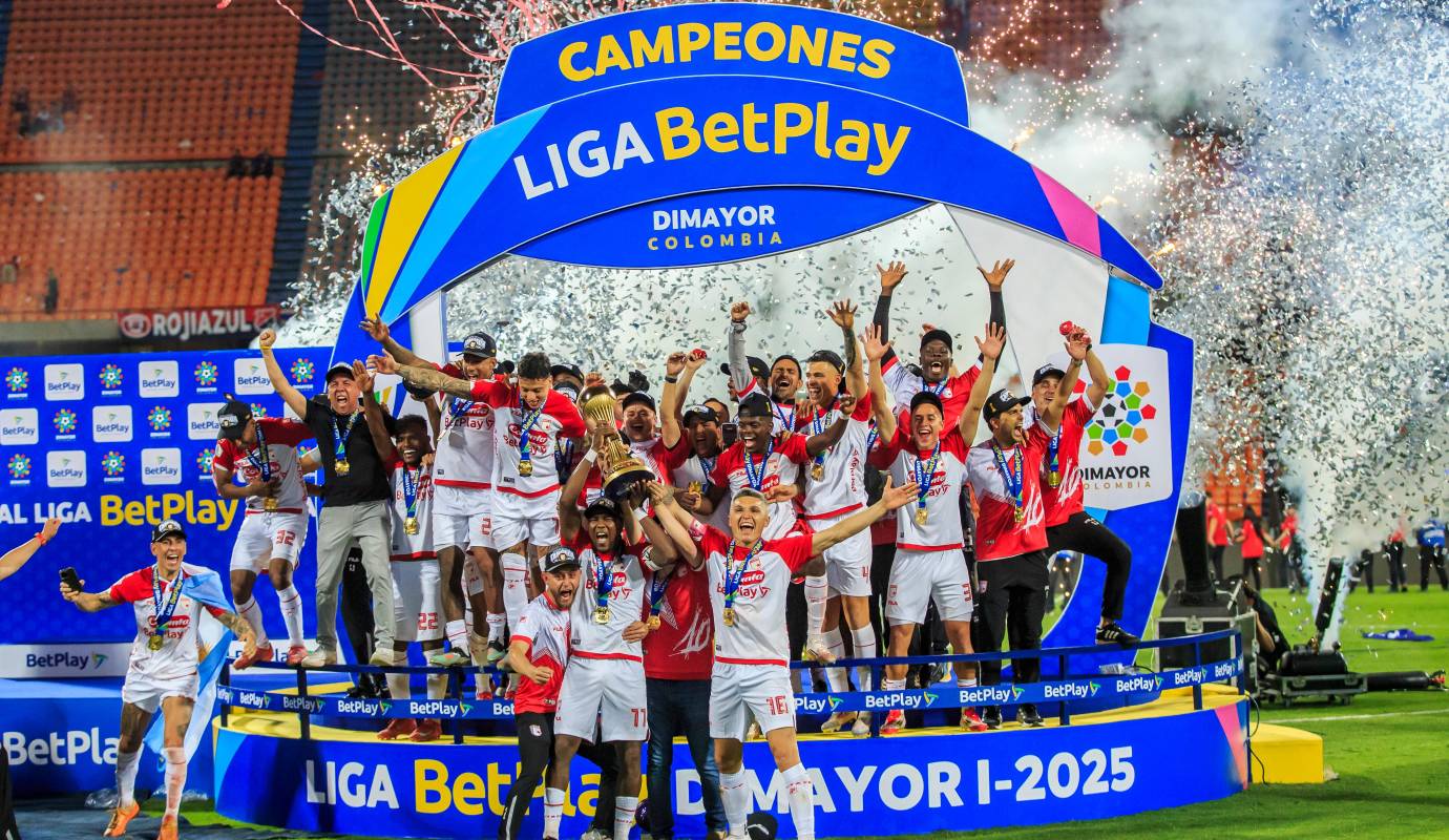 Santa Fe es campeón del fútbol colombiano. Uno de los protagonistas inesperados de la tarde fue Hugo Rodallega, el experimentado delantero. A pesar de arrastrar una lesión, su presencia en el campo fue determinante y su influencia en el juego fue clave para el desenlace del campeonato. Foto: Camilo Suárez Echeverry