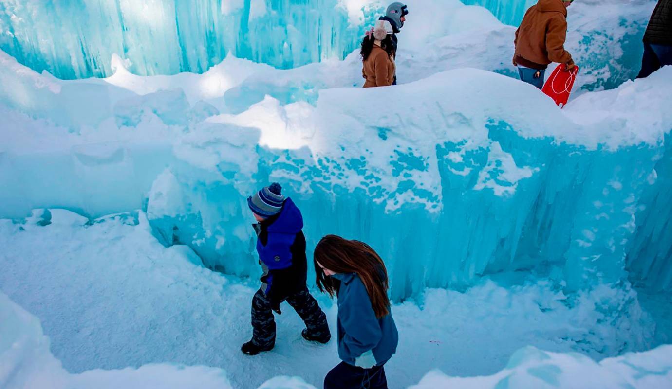 Los artistas, verdaderos maestros en el arte de esculpir el hielo, dan forma a castillos que parecen sacados de un cuento de hadas, con torres imponentes, pasadizos laberínticos y salones iluminados con luces de colores. Foto: AFP