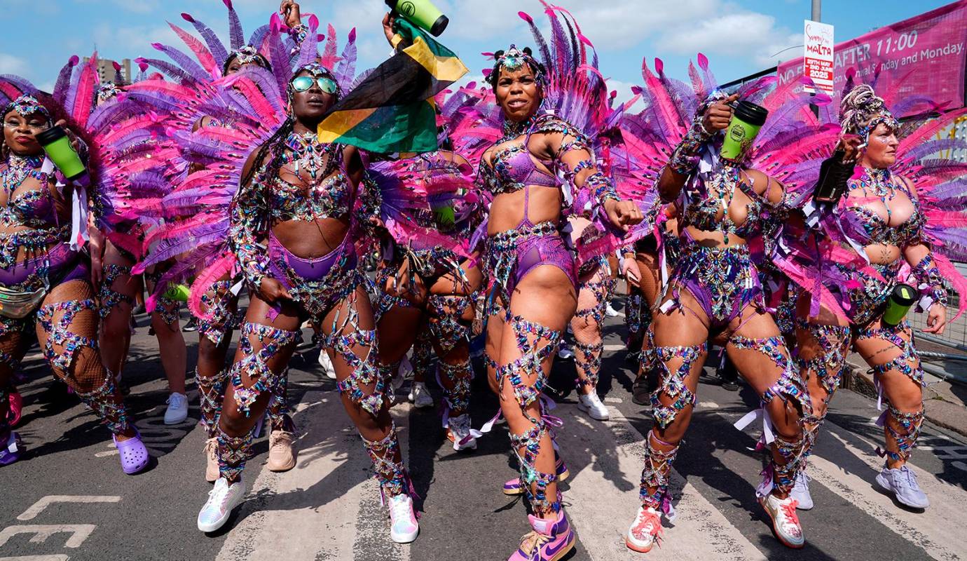 El Carnaval de Notting Hill es mucho más que una fiesta, es una celebración de la diversidad y la inclusión. Este evento, que tiene sus raíces en la comunidad caribeña de Londres, ha evolucionado hasta convertirse en uno de los mayores carnavales del mundo. Foto: GETTY