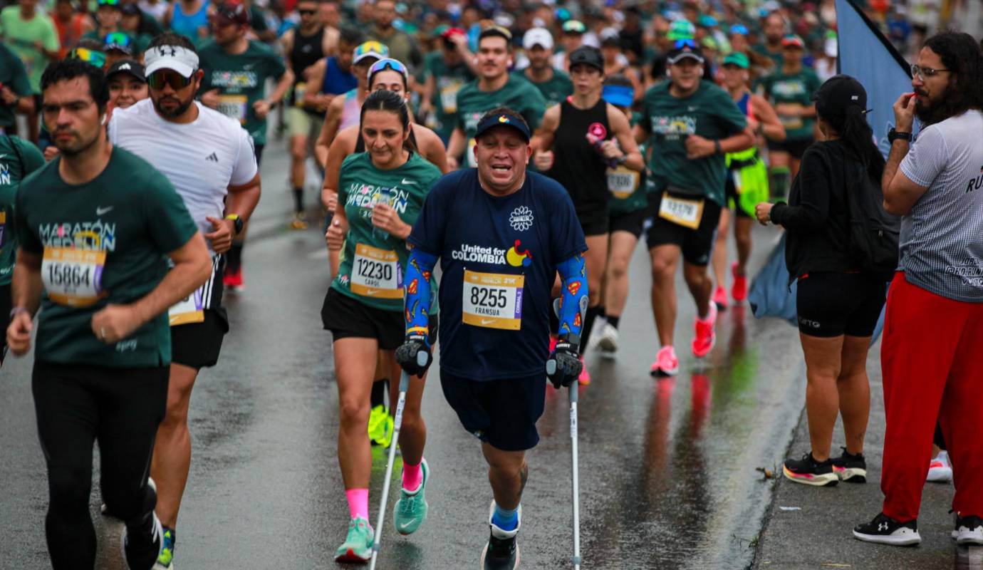 A pesar del clima adverso que acompañó el inicio de la maratón, a las cinco y treinta de la mañana de hoy domingo, los atletas demostraron una determinación inquebrantable. La lluvia no fue obstáculos para estos corredores, quienes con un espíritu indomable se lanzaron a conquistar las calles de la ciudad. Foto: Manuel Saldarriaga Quintero.