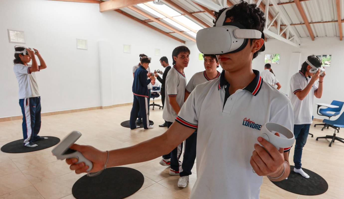 Asisten estudiantes de todos los grados. Los grupos de transición a tercero usan, sobre todo, los cubos para ver en tercera dimensión el sistema solar y la velocidad de los planetas. Foto: Manuel Saldarriaga Quintero