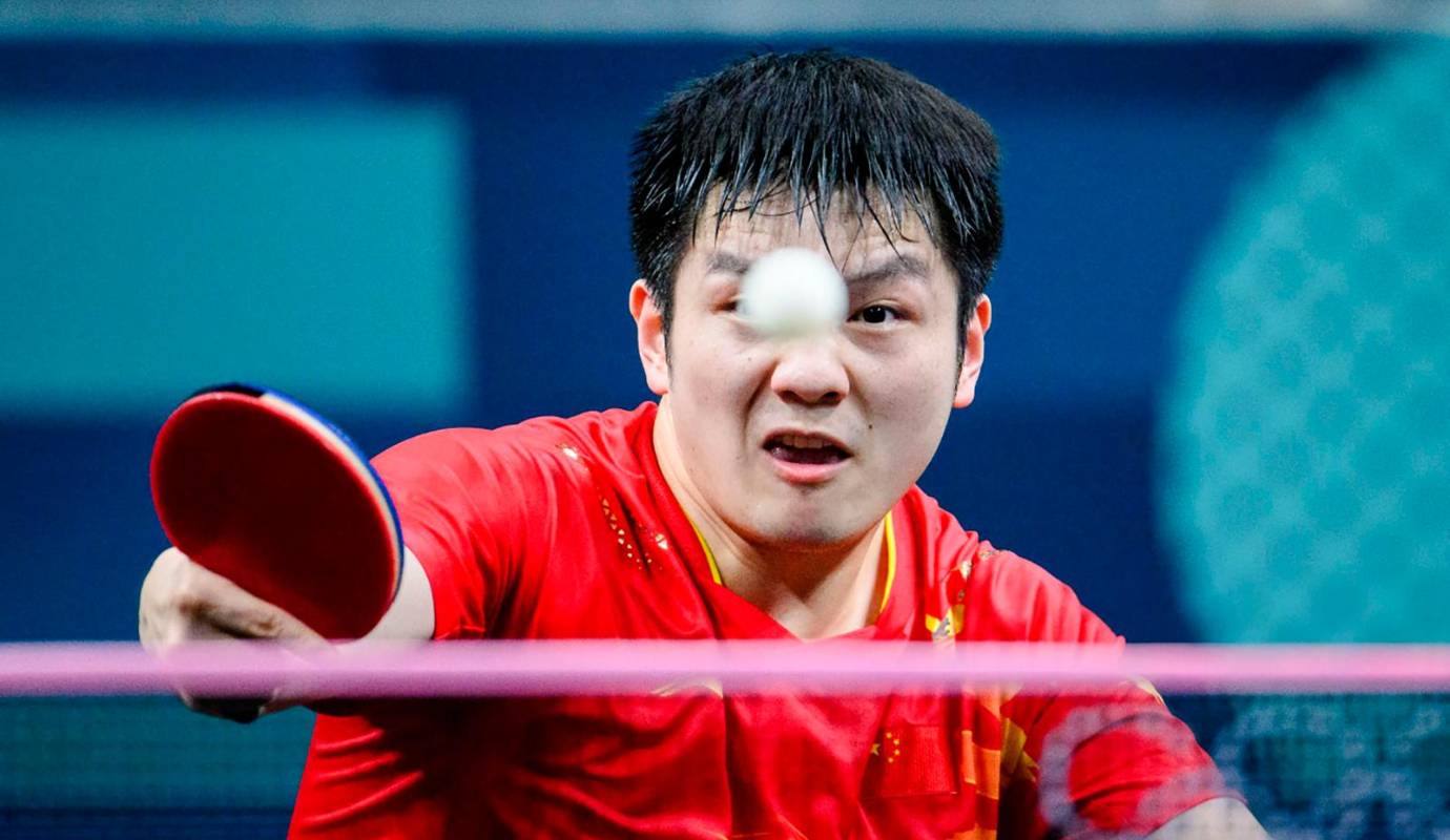 Fan Zhendong de China compite en el partido por la medalla de oro de individuales masculinos de tenis de mesa en el noveno día de los Juegos Olímpicos de París 2024. Foto: GETTY