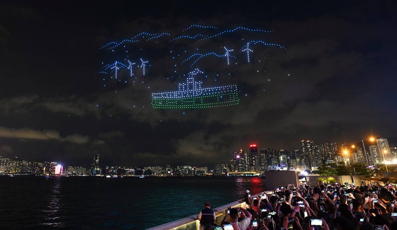 Este año, las autoridades locales optaron por esta innovadora forma de celebración en lugar de los tradicionales fuegos artificiales, destacando la importancia de la tecnología y la sostenibilidad en los eventos masivos. Foto: GETTY
