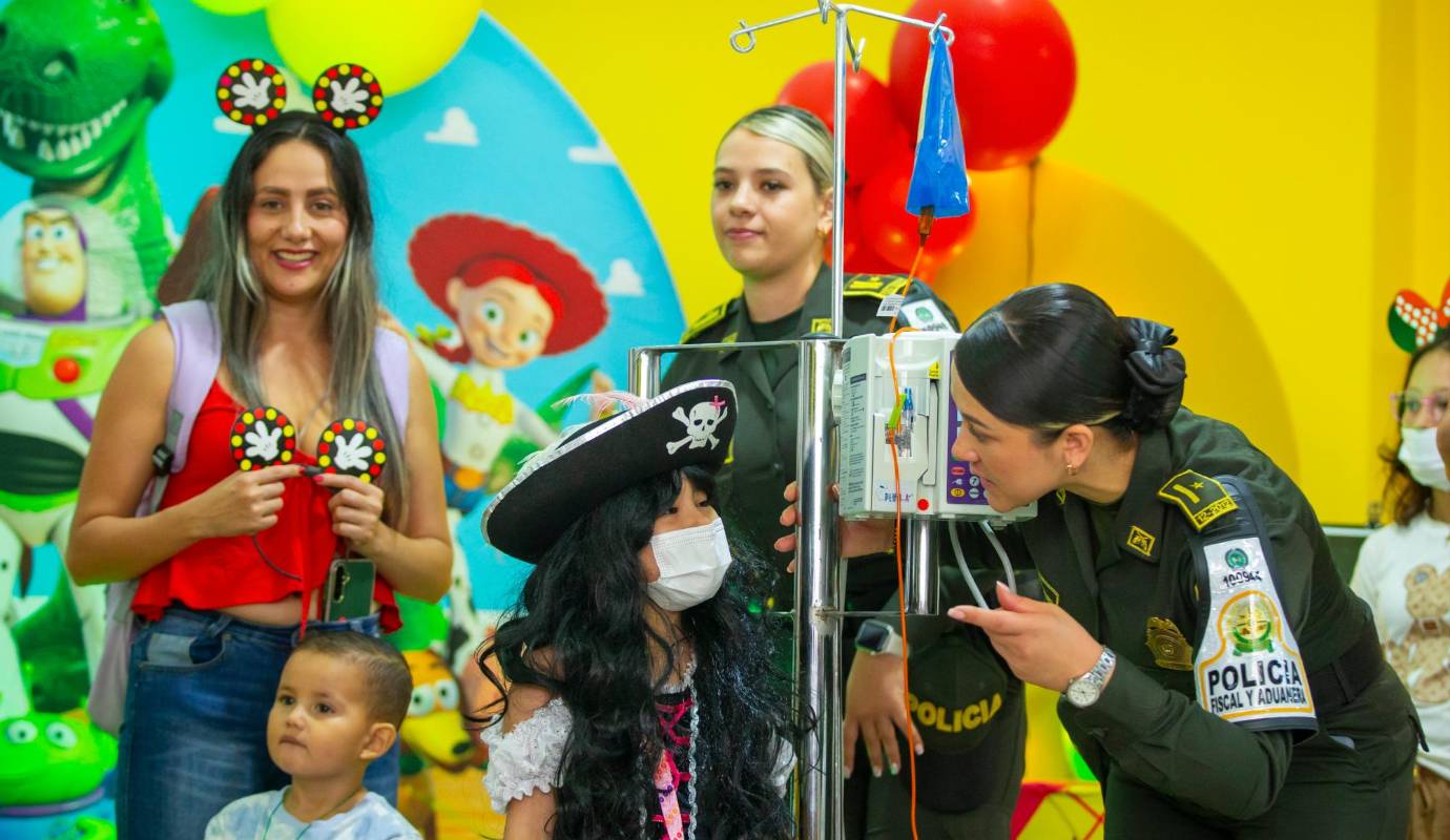 Soldados y policías se unieron para transformar las salas del hospital en un mundo de fantasía, donde los niños pudieron disfrutar de juegos, pintacaritas, shows de magia y música en vivo. Foto: Camilo Suárez Echeverry