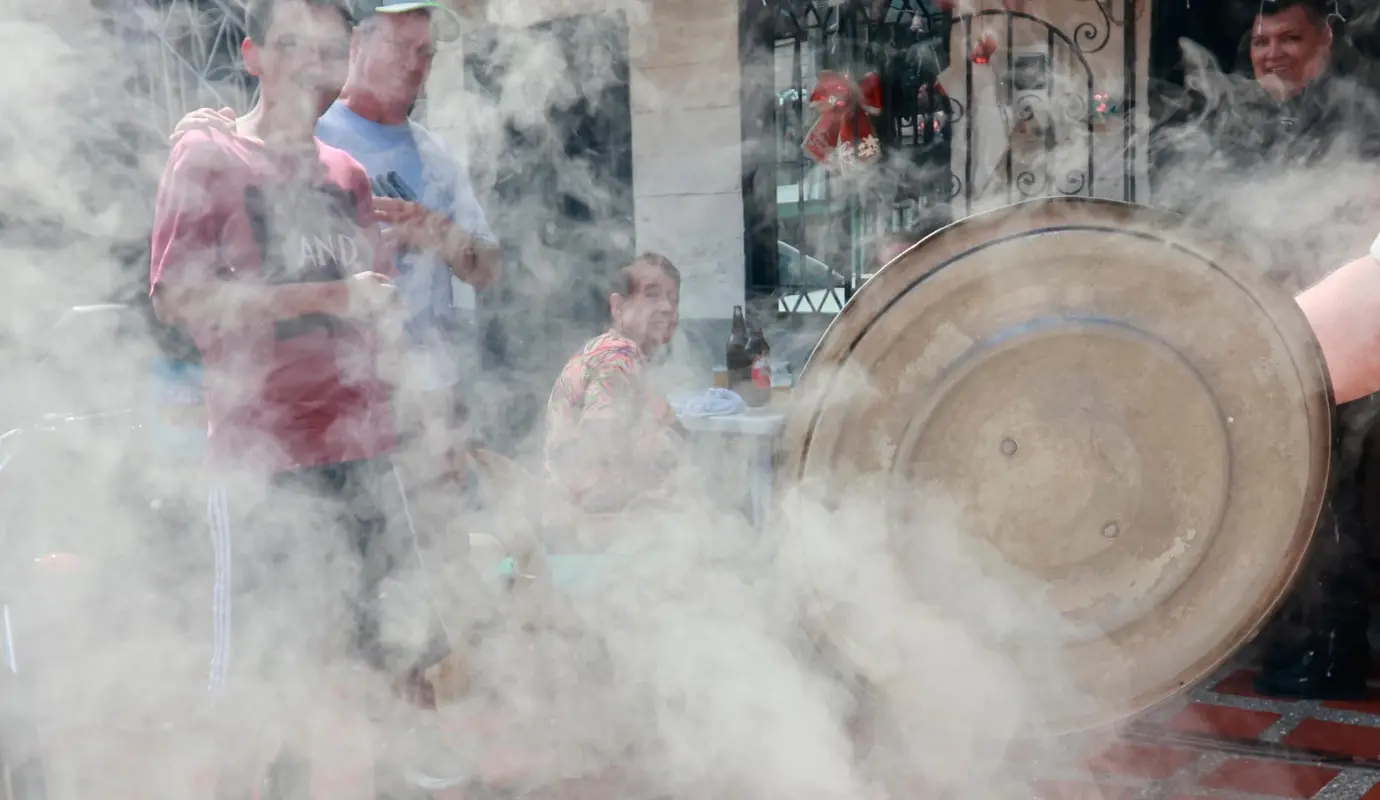 Cada primero de enero desde muy temprano en muchos barrios de Medellín comienza a sentirse un aroma inconfundible: el del sancocho de leña. Foto: Manuel Saldarriaga
