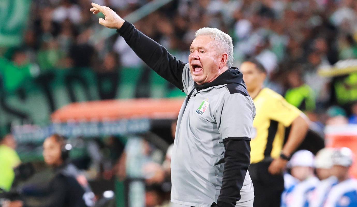 Hernán Darío Herrera se mostró muy inquieto con las llegadas de nacional al arco de su equipo dirigido. Foto: Manuel Saldarriaga Quintero.