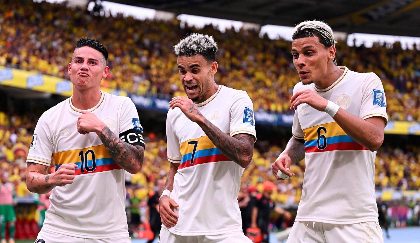 La selección Colombia demostró su superioridad ante Chile al golearla por 4-0 en el Estadio Metropolitano de Barranquilla. Con goles de Dávinson Sánchez, Luis Díaz, Jhon Jader Durán y Luis Sinisterra, la ‘tricolor’ se adueñó del partido desde el primer minuto y ratificó su buen momento en las eliminatorias sudamericanas. Foto: AFP