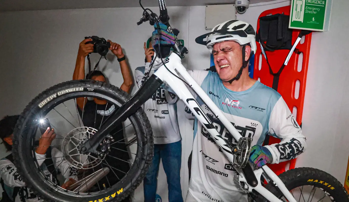 “Te coroné”, gritó Javier al llegar a la cima del edificio. A sus 52 años, el deportista antioqueño demostró que la edad no es un límite cuando la pasión, la disciplina y el coraje se mantienen intactos. Foto: Manuel Saldarriaga Quintero.