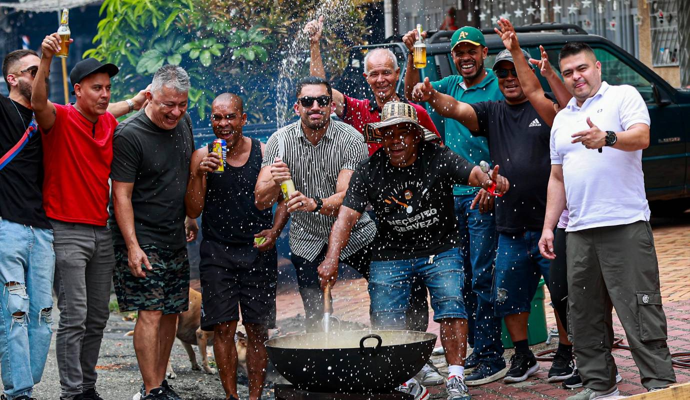 Familias y amigos de los barrios de Medellín sacan la olla un buen sancocho para el guayabo. Foto: Manuel Saldarriaga Quintero.