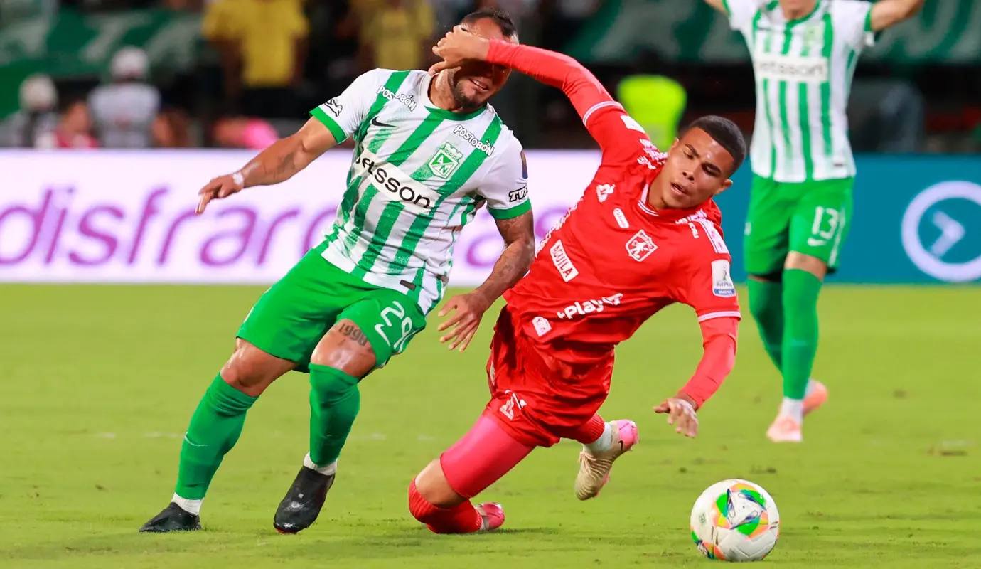 El descuento del América llegó en el minuto 81, cuando Yohan Garcés aprovechó un descuido defensivo y marcó el 4-1 definitivo, un resultado que, si bien mantiene la esperanza del conjunto escarlata, deja la serie cuesta arriba para el duelo de vuelta. Foto: Manuel Saldarriaga Quintero