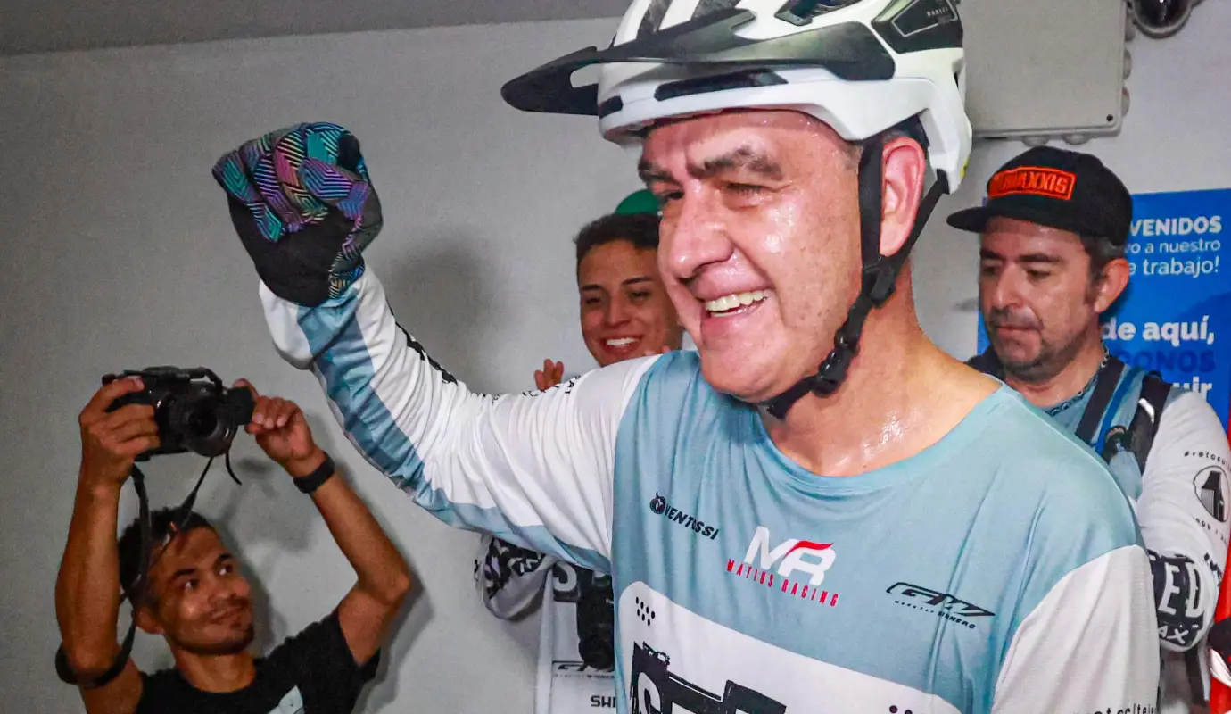 A lo largo de su carrera, Javier Zapata ha sido reconocido en cinco oportunidades por los Guinness World Records, un logro que lo consolida como un ícono del deporte extremo colombiano y un referente a nivel mundial. Foto: Manuel Saldarriaga Quintero.