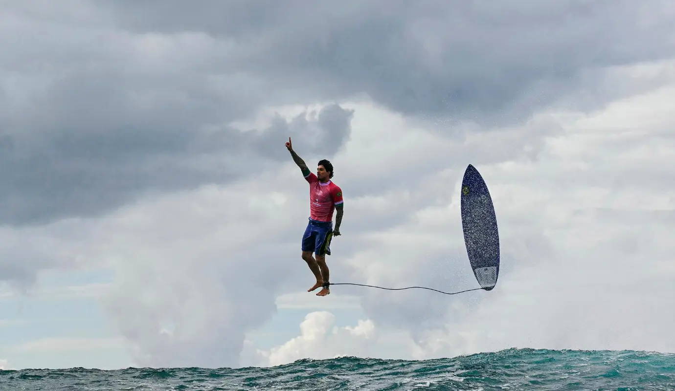 Jérôme Brouillet / AFP / Francia, fue el ganador categoría, Deportes Individuales. La imagen muestra al brasileño Gabriel Medina después de atrapar una gran ola en la quinta serie de la tercera ronda de surf masculino en Teahupo’o, en la isla de Tahití, en la Polinesia Francesa, durante los Juegos Olímpicos de París el 29 de julio de 2024.