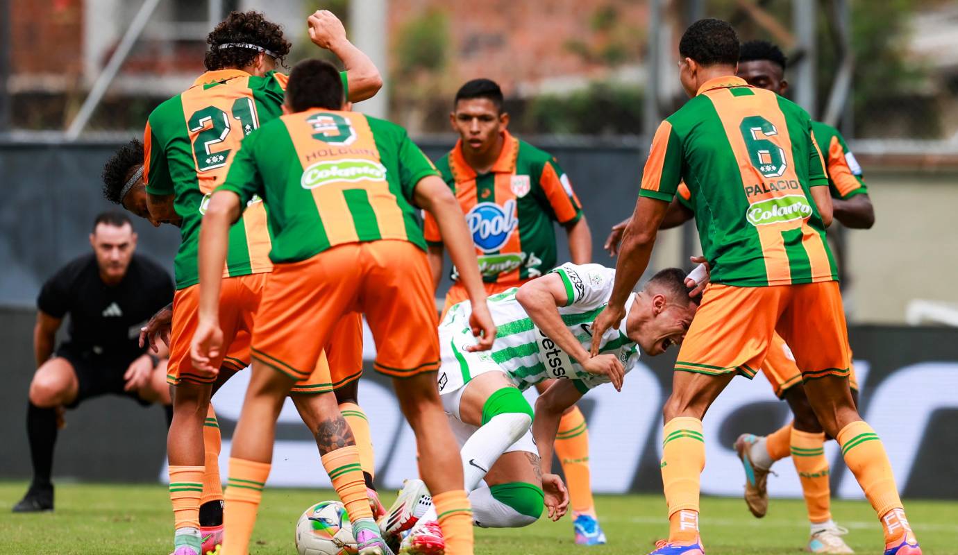  El equipo verdolaga mantuvo siempre la propuesta ofensiva contra Envigado. Foto: Manuel Saldarriaga Quintero.