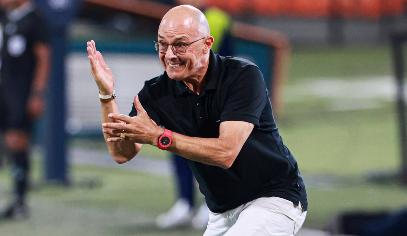 El técnico Alfredo Arias tenía que cambiarle la cara al equipo en el entretiempo, serenar a sus dirigidos y así lo hizo. Foto: Manuel Saldarriaga Quintero.
