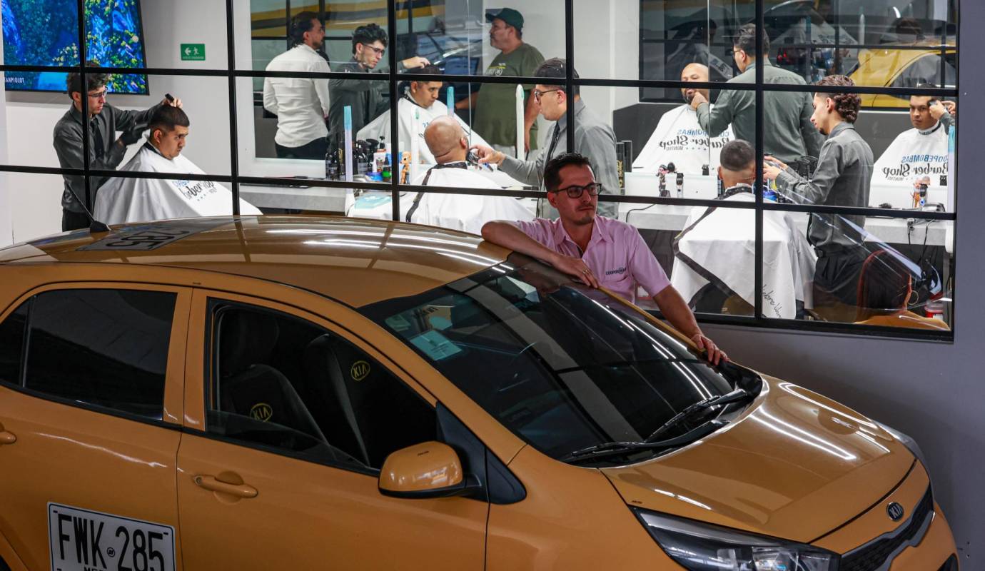 Los conductores de los amarillos pueden darse este gustico, el costo es más barato que cualquier barbería de barrio. Foto: Manuel Saldarriaga Quintero