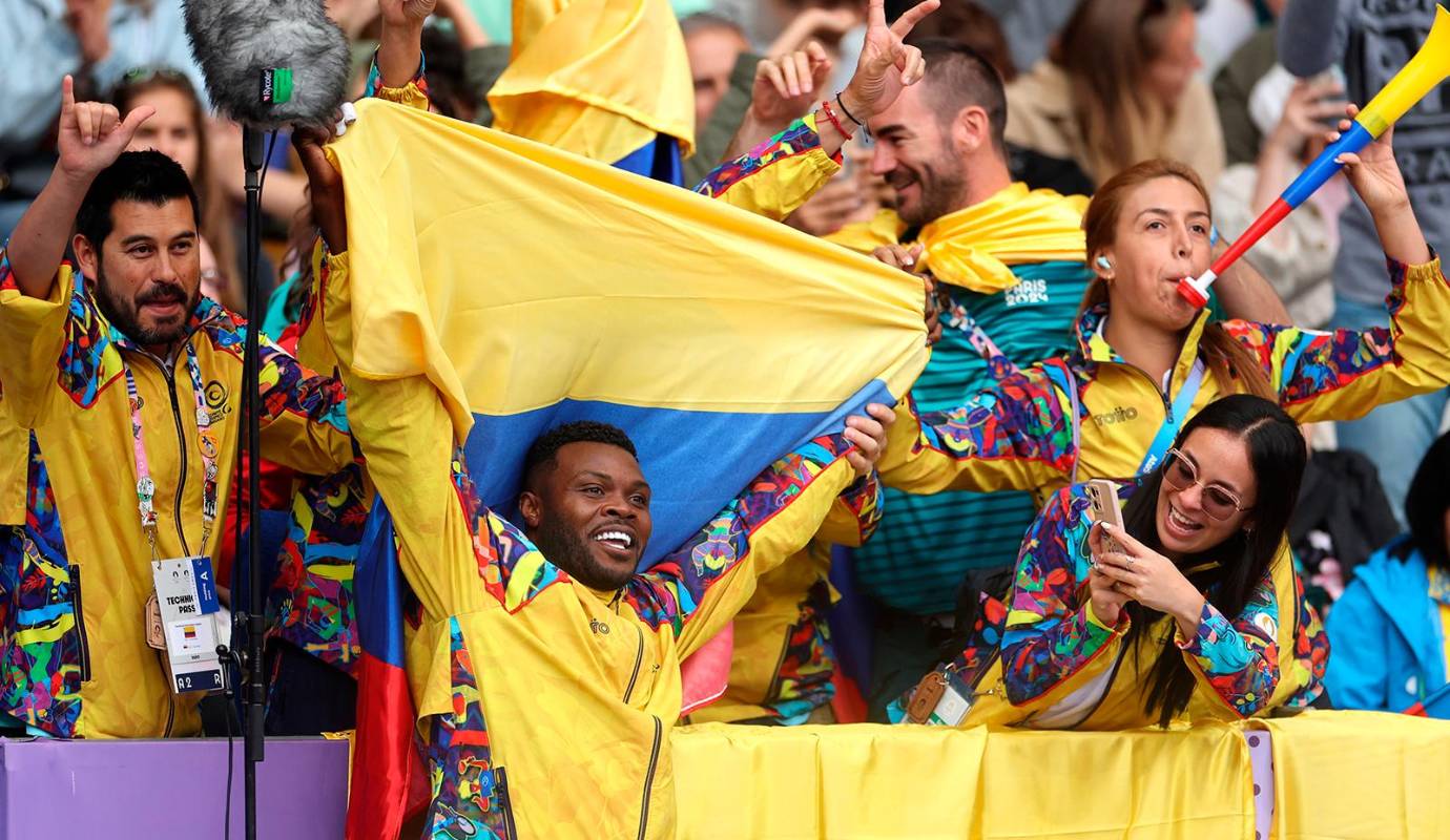 José Gregorio Lemos le entregó este viernes a Colombia la primera medalla de oro en los Juegos Paralímpicos y celebró con los colombianos apostados en las tribunas del estadio de atletismo en París. Foto: GETTY