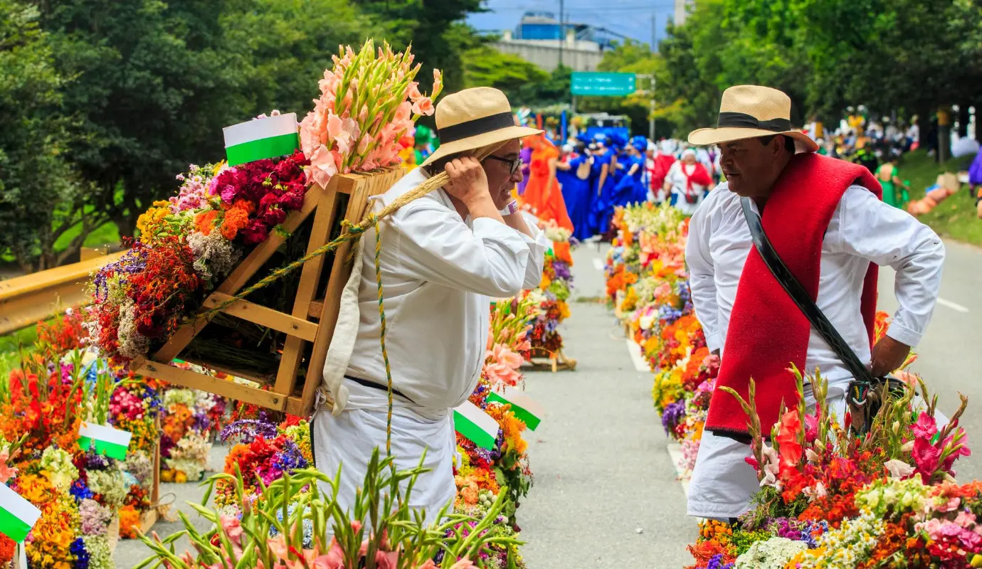 Miles de antioqueños y visitantes se congregaron para disfrutar del espectacular Desfile de Silleteros, demostrando que el amor por esta tradición es más fuerte que cualquier aguacero. Foto: Camilo Suárez Echeverry