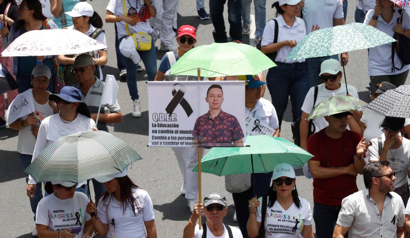 La movilización busca repudiar el asesinato del profesor Steven Chalarca Marulanda que ocurrió en el municipio de Yolombó a manos de dos pistoleros que lo asesinaron delante de sus alumnos. Foto: Jaime Pérez
