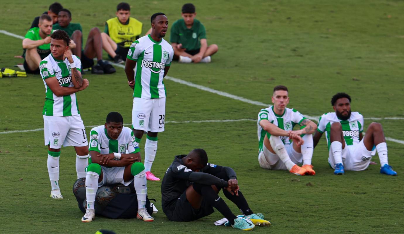 El juez del partido Jhon Hinestroza decidió terminar el partido por falta de garantías. Foto: Manuel Saldarriaga Quintero.