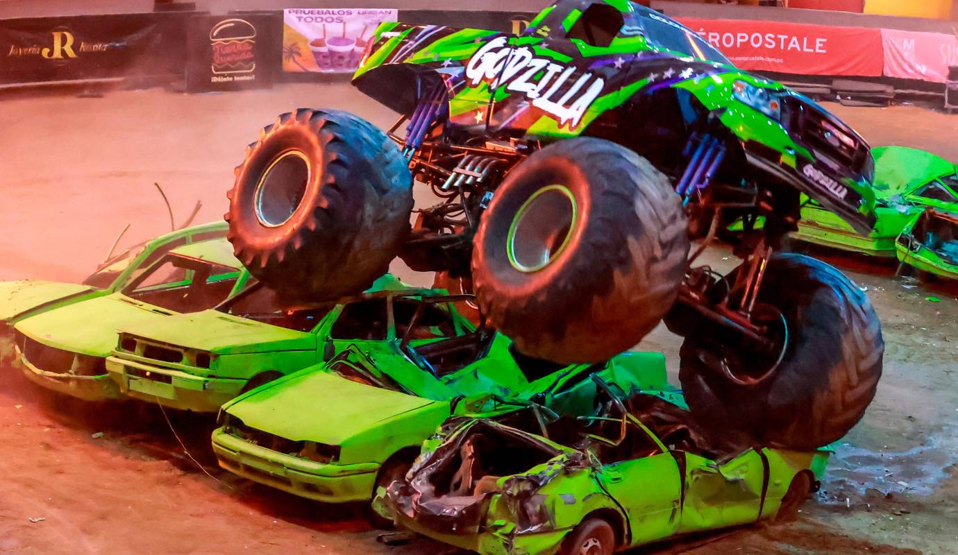 El estadounidense Steve Harley, tres veces campeón de la liga de Monster Truck en Canadá, fue una de las grandes figuras de la jornada al conducir el imponente “Godzilla”, un vehículo que impresionó por su tamaño, potencia y maniobras extremas. Foto: Manuel Saldarriaga Quintero