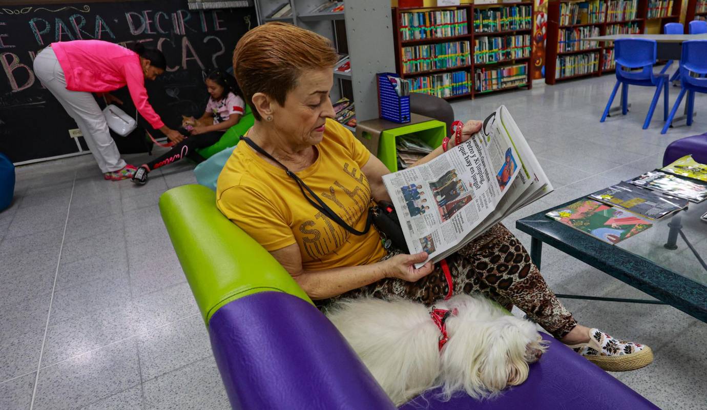 La biblioteca ya hace parte del recorrido cotidiano que hace todos los días algunas personas con sus mascotas, muchos llegan al club de lectura, a un taller, o, a leer la prensa. Foto: Manuel Saldarriaga Quintero