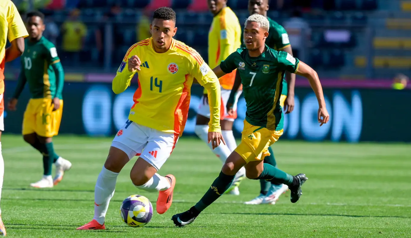 En un emocionante partido disputado este miércoles en Chile, Colombia superó con contundencia 3-1 a su similar de Sudáfrica, logrando con autoridad el objetivo de meterse entre los ocho mejores equipos del planeta en esta categoría. Foto: FCF