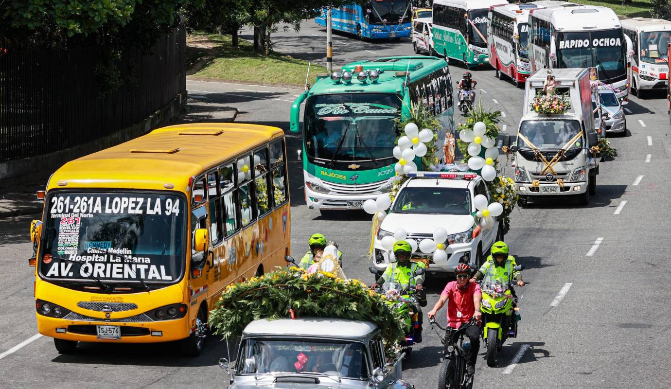 Uno de los aspectos más destacados de esta devoción en Colombia es la celebración de procesiones en caravana. Foto: Manuel Saldarriaga Quintero.
