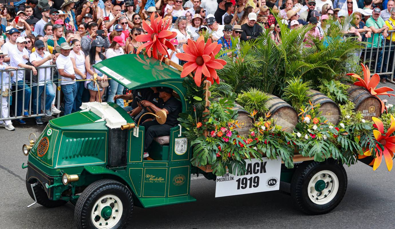 El recorrido, que inició en la Universidad Pontificia Bolivariana (UPB) y finalizó en la Universidad EAFIT, abarcó 17 kilómetros de emoción, colores, estilos y sonidos que evocan distintas épocas del transporte automotor. Foto: Manuel Saldarriaga Quintero.