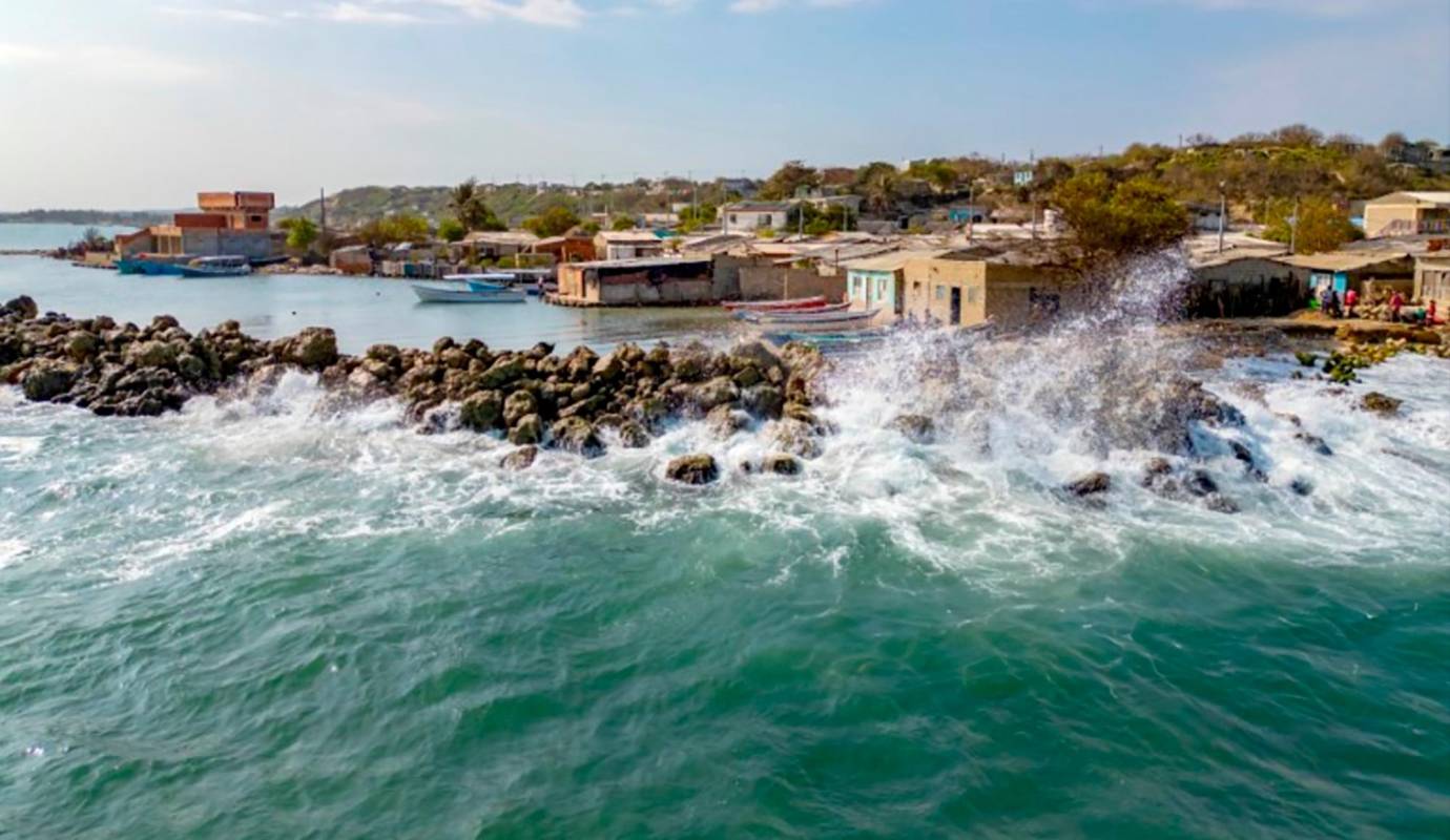 Es fundamental desarrollar estrategias de adaptación al cambio climático que protejan a la ciudad y a su población de los impactos del aumento del nivel del mar y otras amenazas climáticas. Foto: AFP