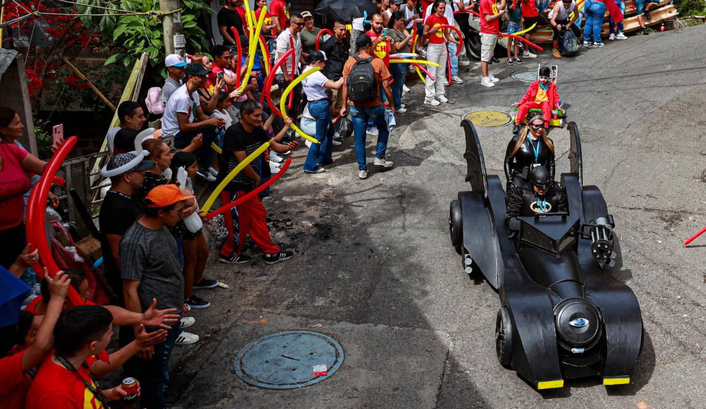 La vereda Los Olivares de Itagüí volvió a vibrar con la emoción de la carrera de rodillos. En su octava edición, este evento único congregó a cientos de espectadores y participantes que disfrutaron de una jornada llena de adrenalina y creatividad. Foto: Manuel Saldarriaga Quintero.