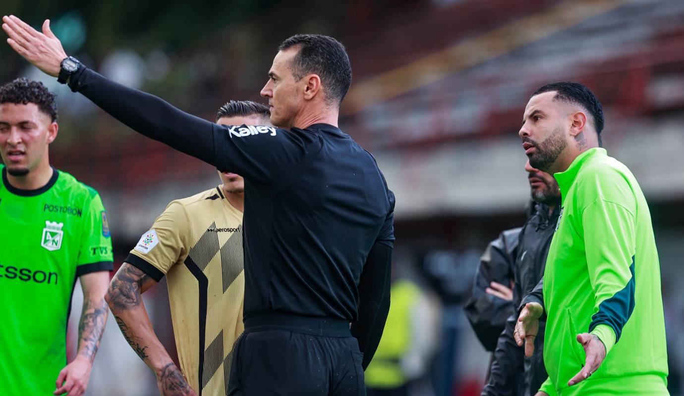 Edwin Cardona desde el Banco fue expulsado por el arbitro Wilmar Roldan. Foto: Manuel Saldarriaga Quintero.