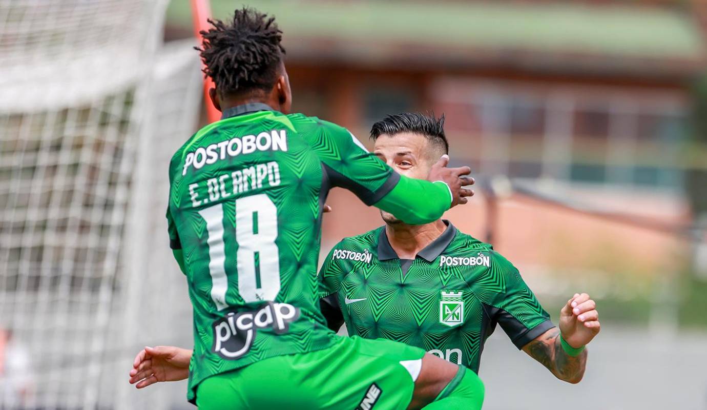 Pablo Ceppelini con un potente disparo desde fuera del área dejó sin opciones al portero de Envigado y marco el gol que le dio el triunfo y una nueva victoria al conjunto verde. Foto: Manuel Saldarriaga