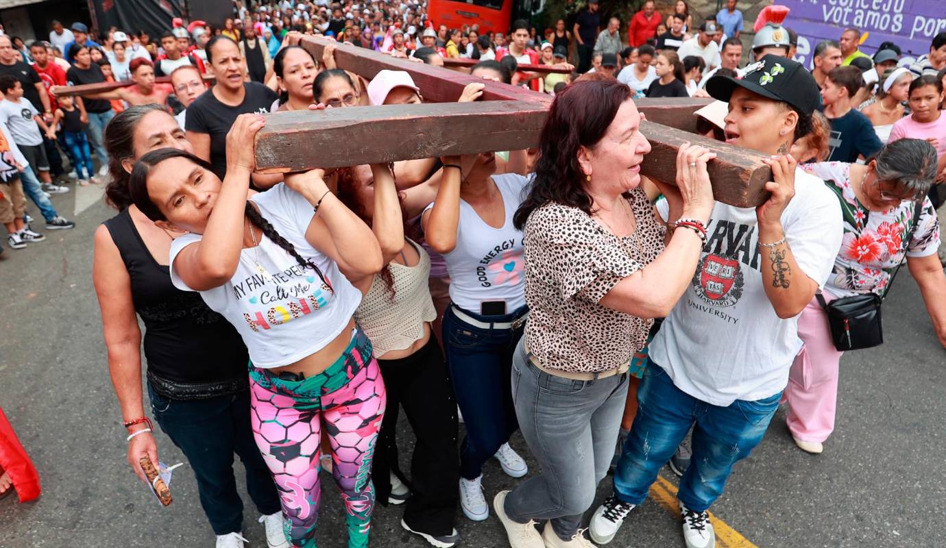La representación en vivo se realiza desde hace 33 años en el barrio Villa del Socorro, en la comuna 2 del nororiente de Medellín, ceremonia que pertenece a la parroquia San Martín de Porres. Foto: Manuel Saldarriaga 