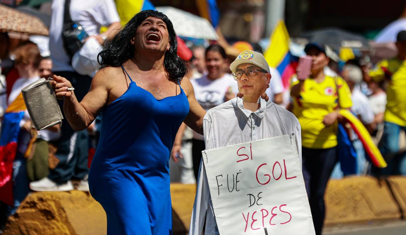 Algunos marchantes salieron a las calles de Medellín a protestar con pancartas y performance. Foto: Manuel Saldarriaga Quintero